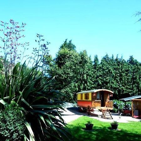 La Cle Des Roulottes Hotel Pluvigner ภายนอก รูปภาพ