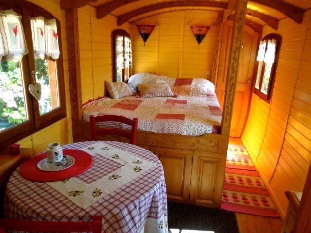 La Cle Des Roulottes Hotel Pluvigner ภายนอก รูปภาพ