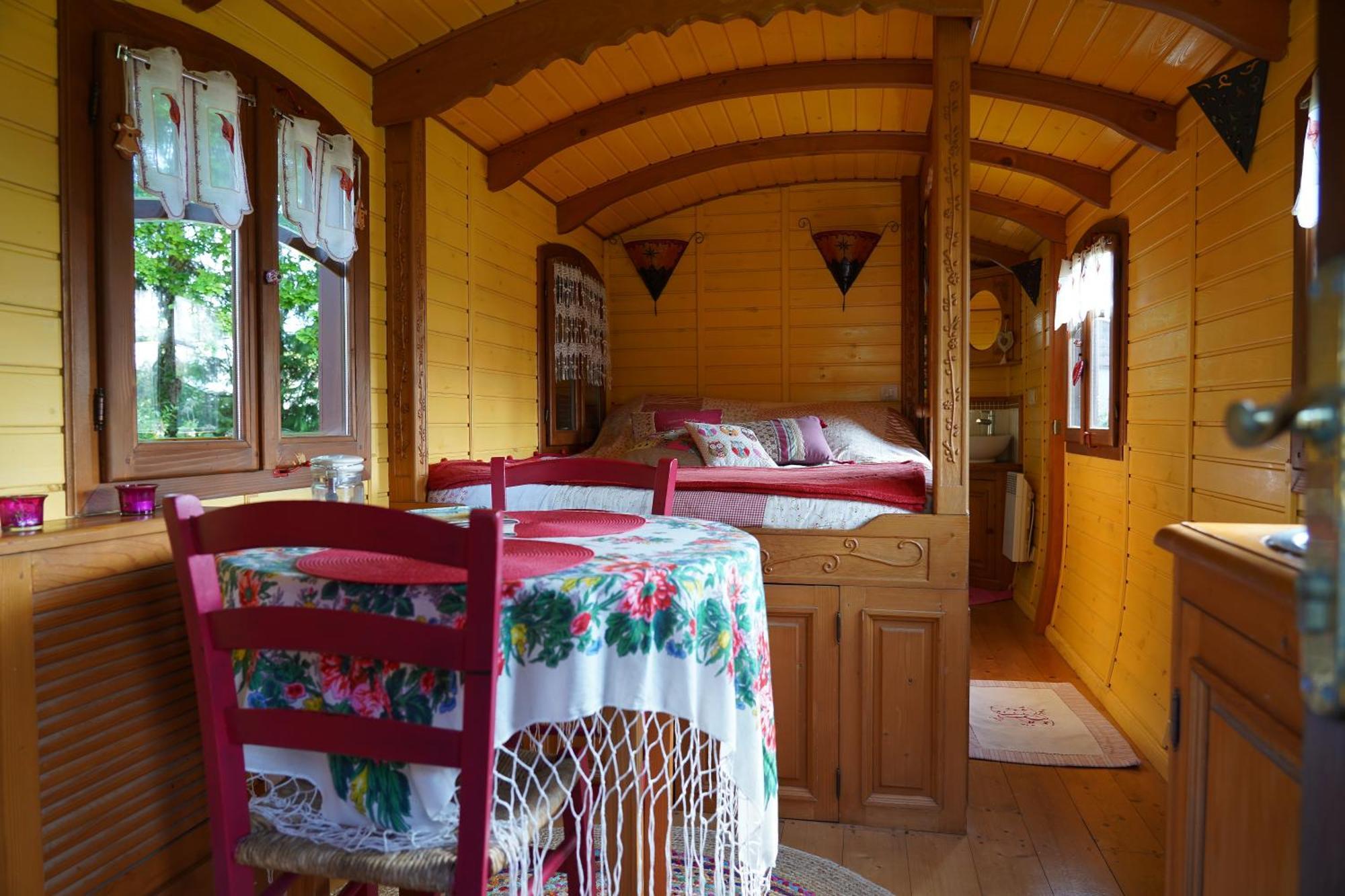 La Cle Des Roulottes Hotel Pluvigner ภายนอก รูปภาพ