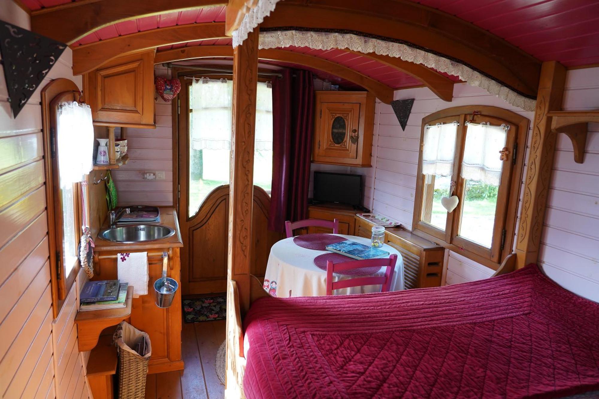 La Cle Des Roulottes Hotel Pluvigner ภายนอก รูปภาพ