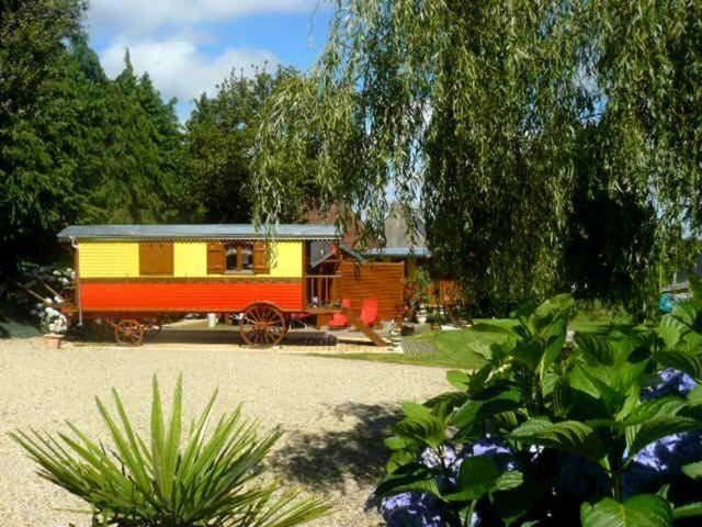 La Cle Des Roulottes Hotel Pluvigner ภายนอก รูปภาพ